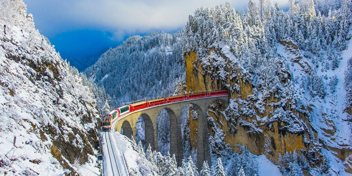 Treno su ponte al circolo polare Artico