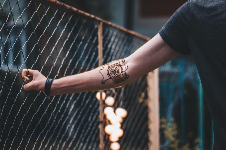 Come nascondere un tatuaggio sul braccio: la guida completa